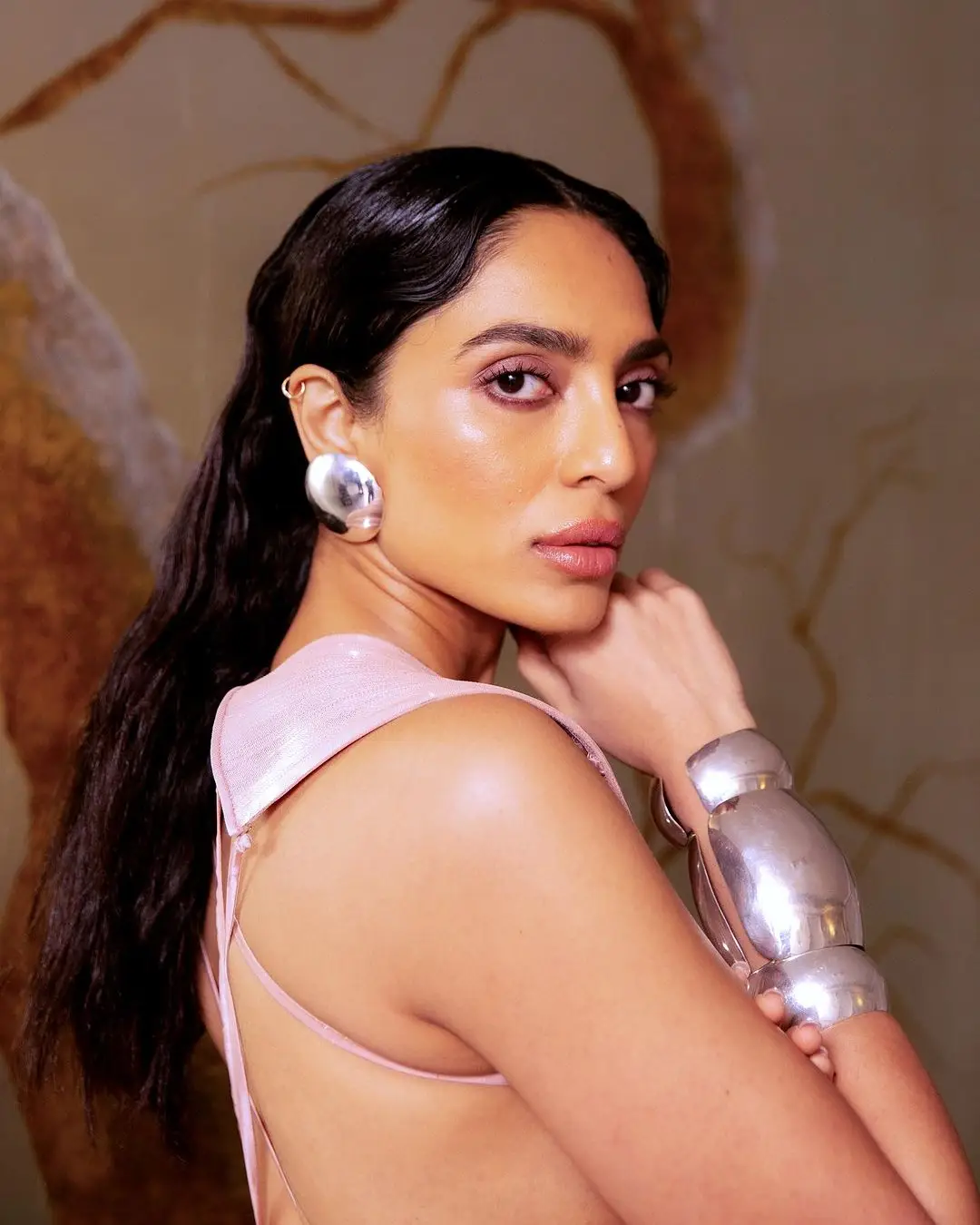 Sobhita Dhulipala Wearing Beautiful Earrings Jewellery Pink Saree Sleeveless Blouse